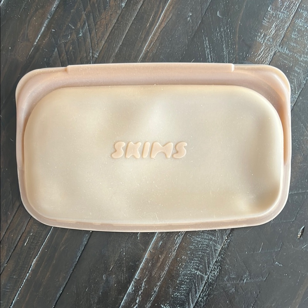 SKIMS Silicon Pouch